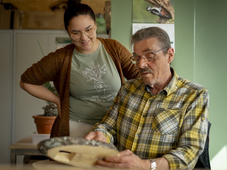 zwei Personen arbeiten in einer Holzwerkstatt 