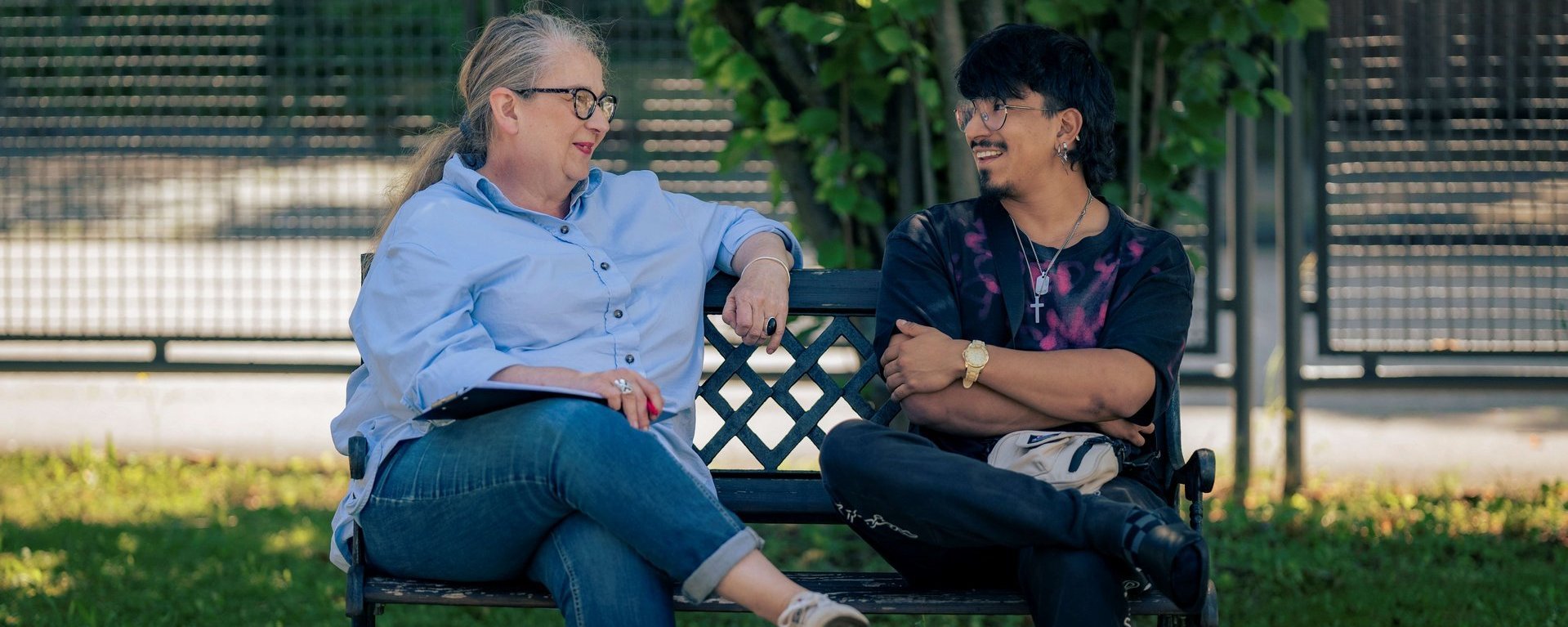 zwei Personen führen ein Therapiegespraech 