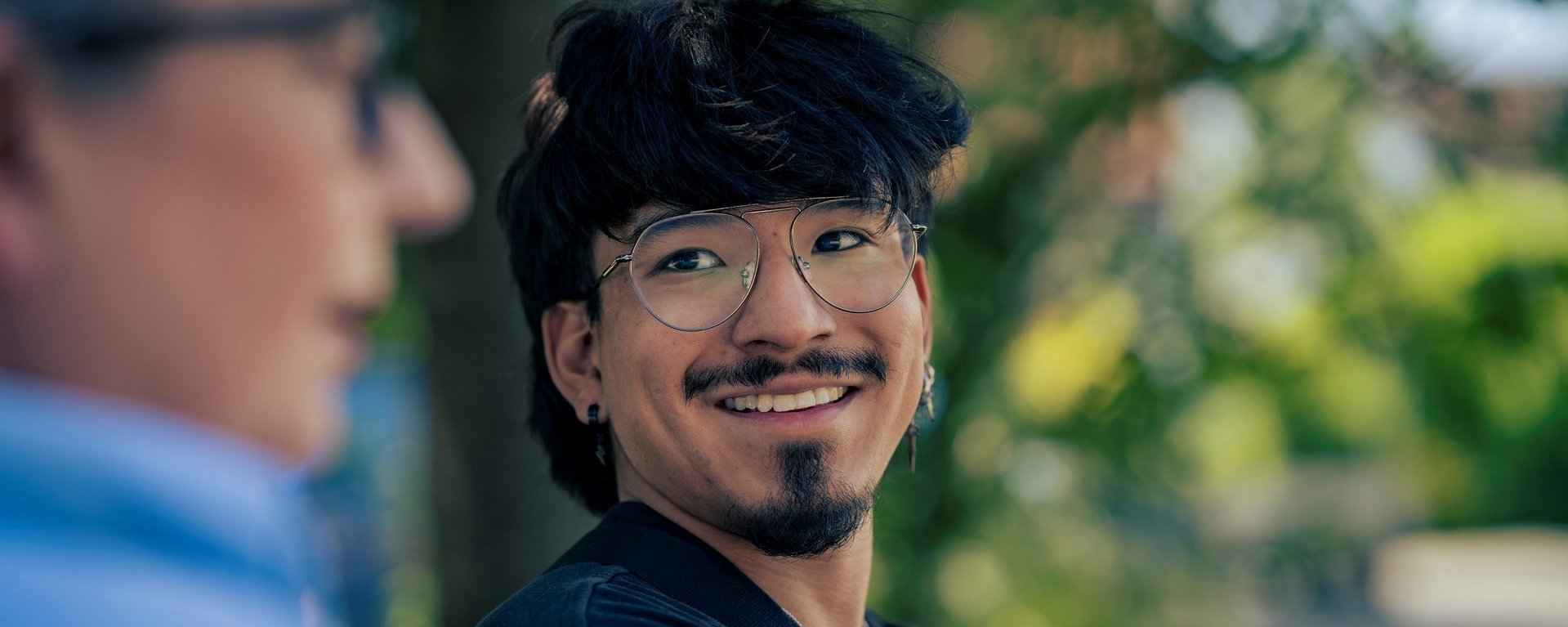 zwei Personen führen ein Therapiegespraech 